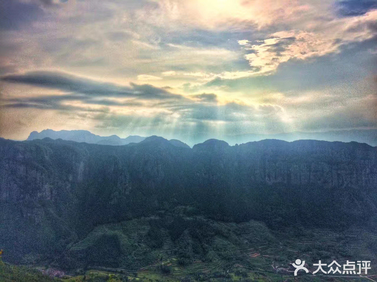 神仙居景区之外的一个小景区 景星岩 一个很神奇的大岩