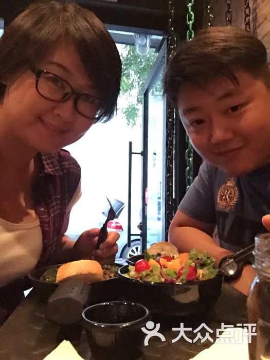 肉量十足,吃了奶油蘑菇和蔬菜味道的都很好.