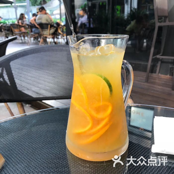 满杯柳丁绿茶