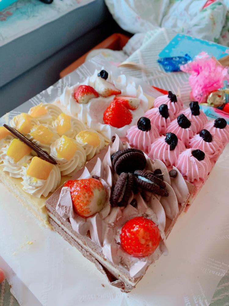 罗莎(东岸城邦店)-"一天中收到2个生日蛋糕 哈哈哈 .