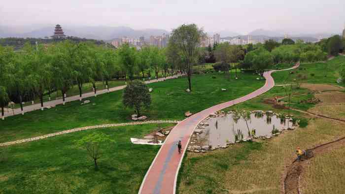 渭河公园-"宝鸡渭河公园沿渭河两岸修建,长长的公园方.