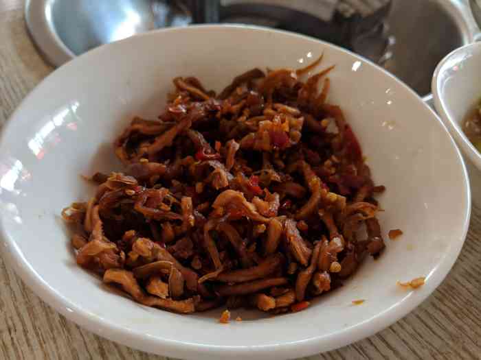 郭记怪味鸭(君山店"去的时候还有一张桌子,朋友快点去抢了.