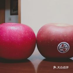 百果园(建业路店 店家好有趣,赠送给我两个苹果,一是良枝,二是东方红