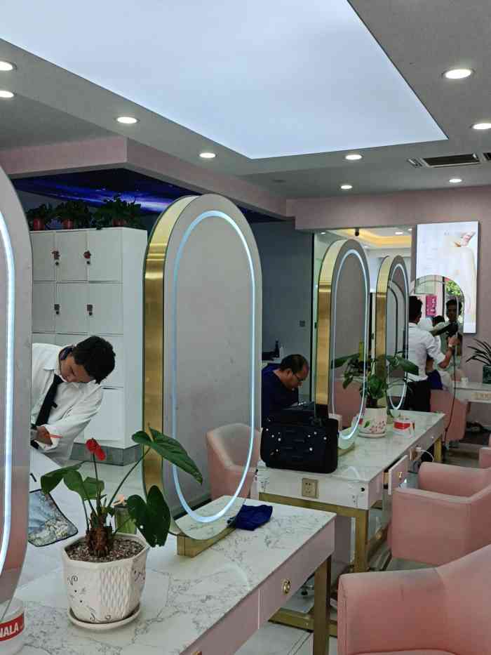 丽锦ljoy护肤造型"服务这些都可以,我印象特别深的是一个小男.