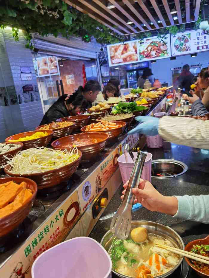 围辣旋转小火锅-"这家火锅店在步行街的地下通道.现在