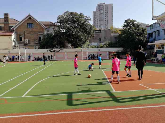 向阳小学(襄阳南路"是徐汇区一个比较好的学校.一个比较有特色.