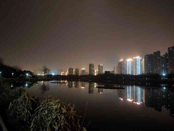 墨水湖公园"墨水湖边的夜景是越来越美了,这样的天气来.