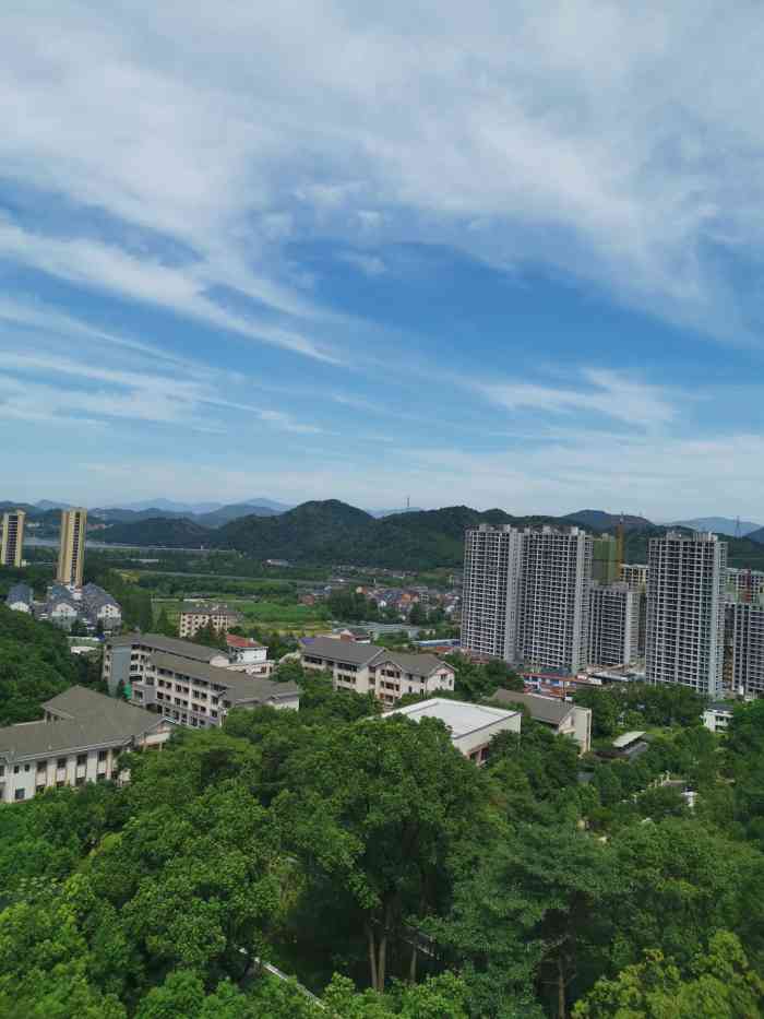 晚上入住浙地山庄白天可以绕着青山湖观光游览整个景区还可以坐船去岛