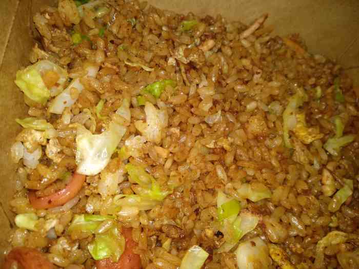 隔壁老李61炒饭"在他家点的外卖,一如既往的好吃,配的小咸.