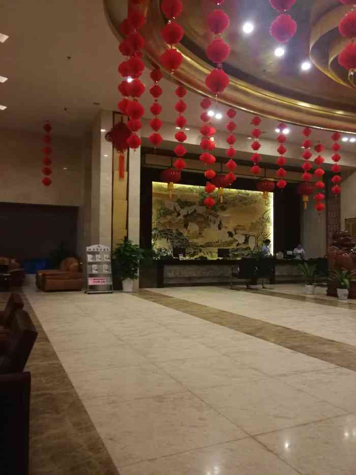 九华山中心大酒店"在当地算是星级酒店把,整体设施偏老.