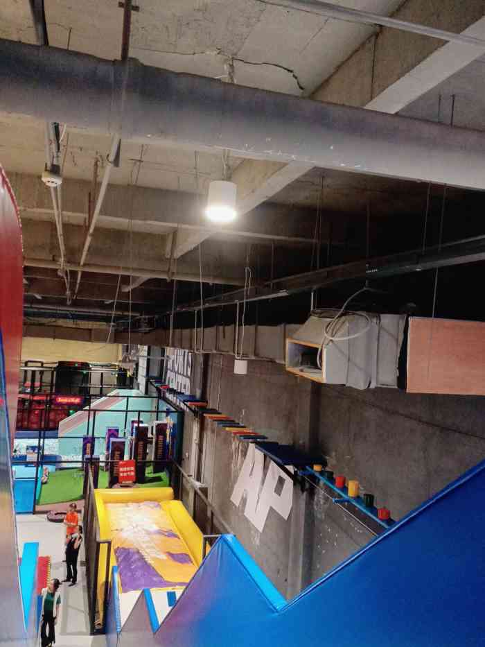 ap运动工场·蹦床公园"非常适合公司团建的地方,有教练带玩,不需.