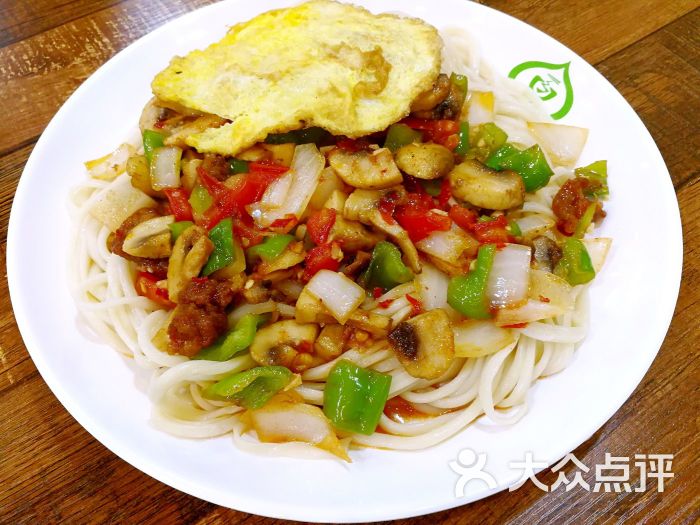 圆菇炒肉拌面