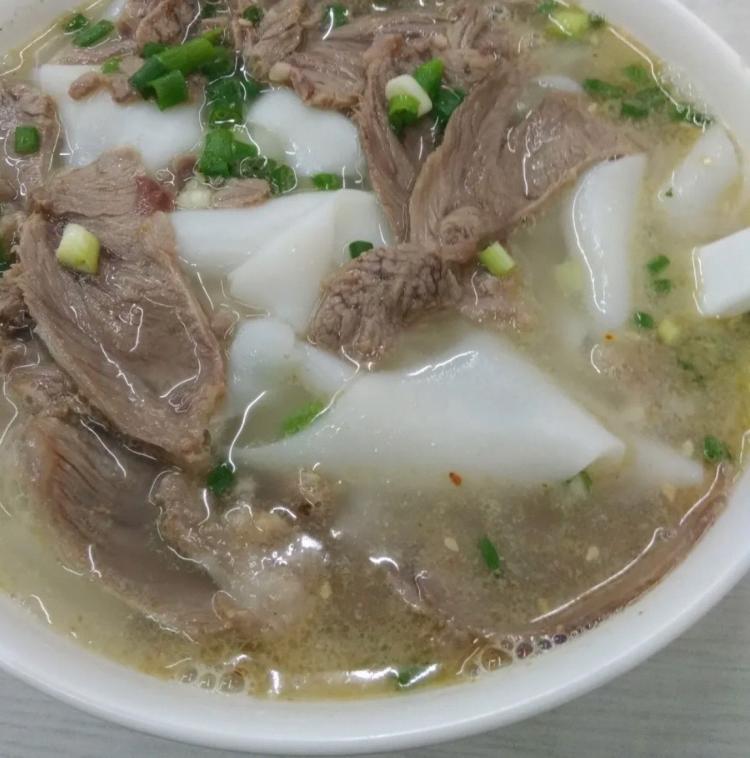 陈记永安粿条宁宝店-"招牌活肉粿条是一定要点的,汤头用大骨汤熬.