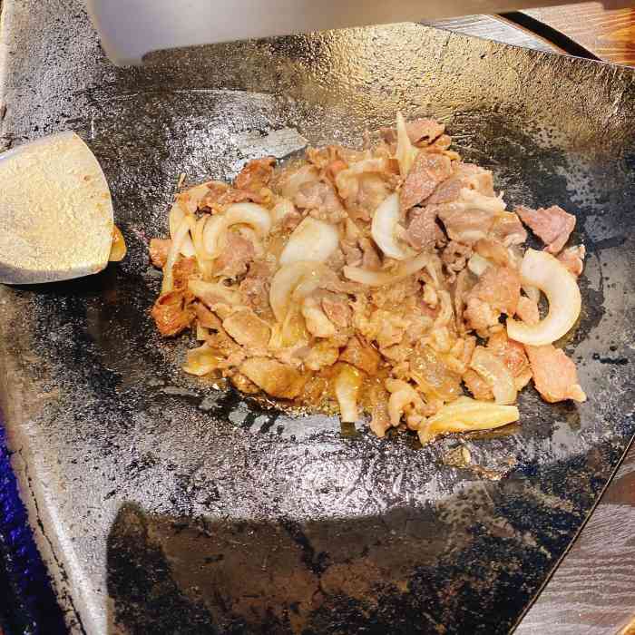 锅碴子烤肉"出差来到美丽强国的东北城市长春,由于晚上.