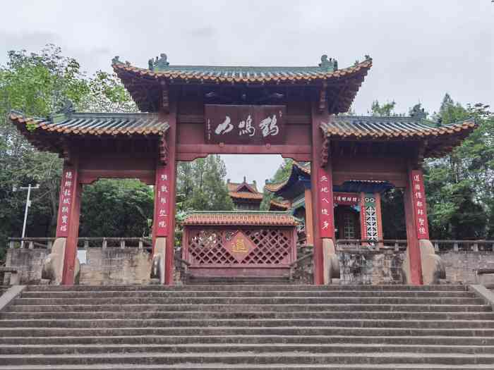 鹤鸣山-"沿着这样的石板路上山,灰常有感觉哦.一路.