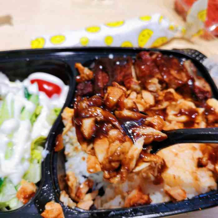 韩小屋烤肉饭"这家烤肉emm一般般分量还行吧,肉的口.