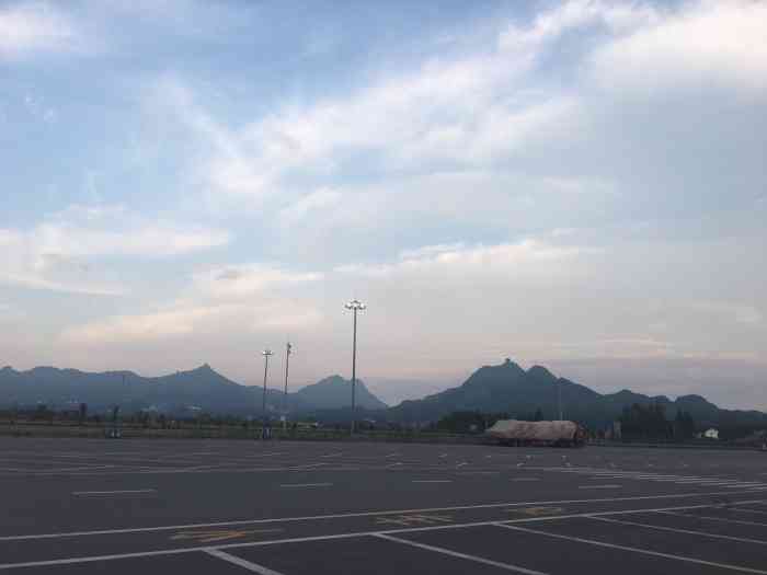 金佛山东服务区-停车场