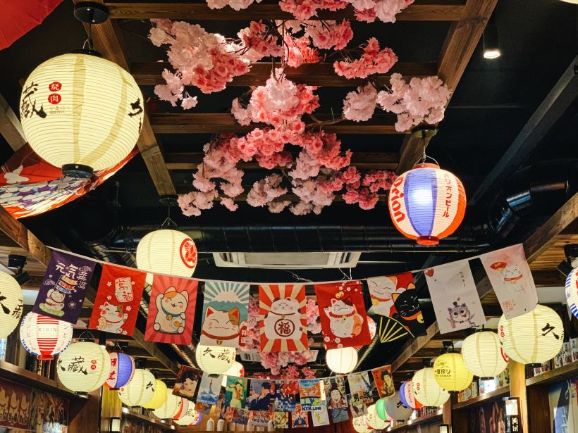 天花板上用樱花和灯笼作为装饰 抬头一看 仿佛走进了日本的庙会