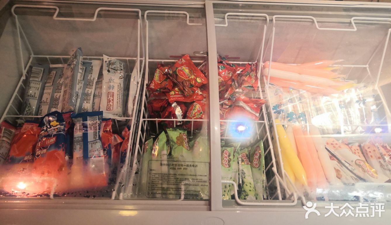 对了一楼有个冰箱里面的冰棒雪糕都可以免费吃哦