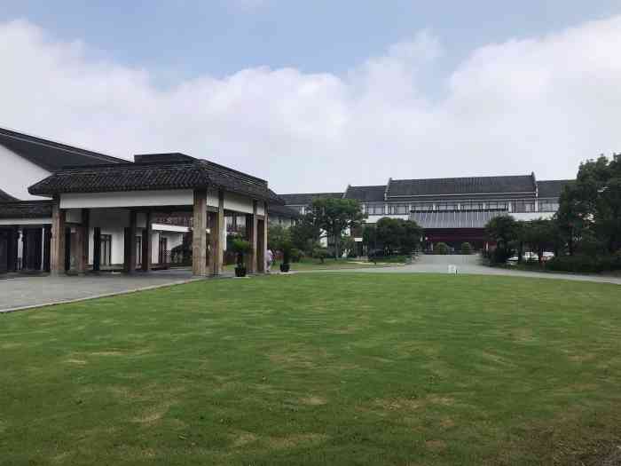 地处嘉兴的南湖边上地理位置得天独厚出去酒店就看到秀丽的南湖风景