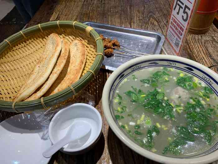 七佰岁羊汤馆(湖滨店"作为徐州人喜欢的羊肉,这家名气蛮大,晚上.