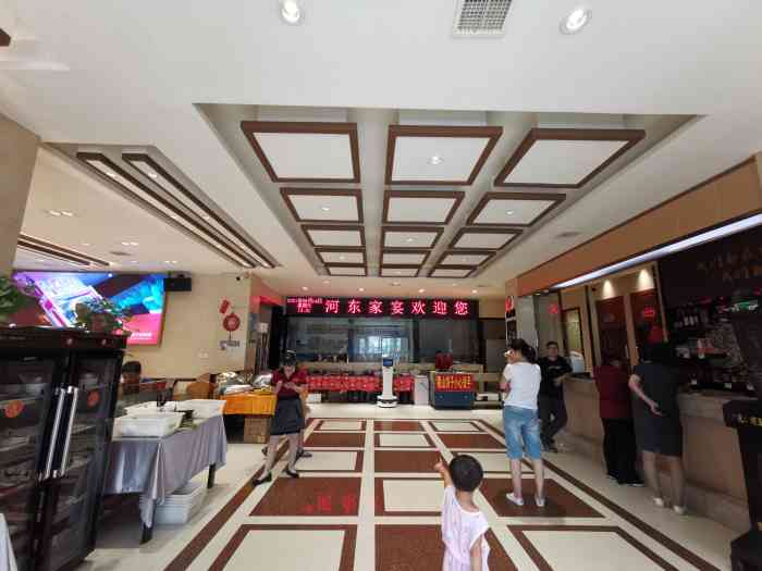 河东家宴(锦绣店"香酥肘子不错,服务员很友善,红烧鲤鱼有点.