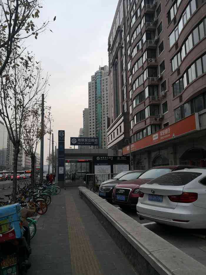 安立路地铁站-"见过很多地铁站外面的共享单车疏于管理,到.