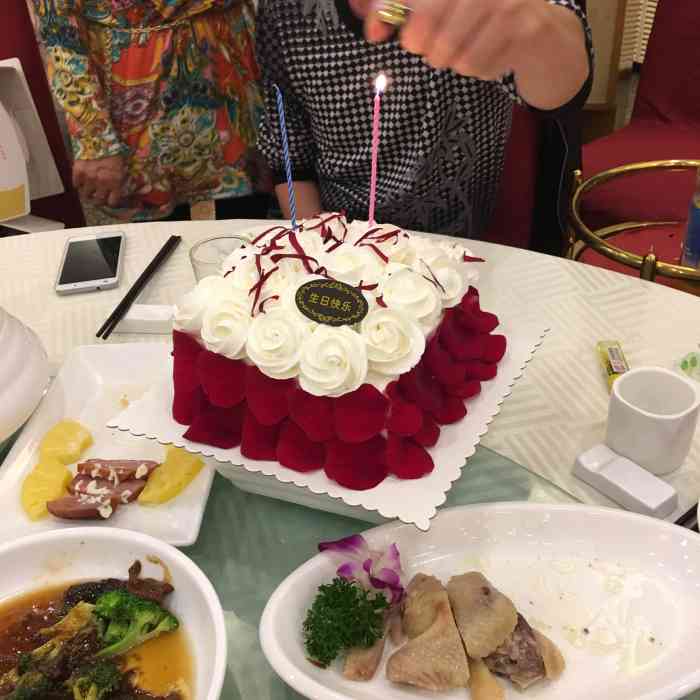 打分    /人 蛋糕很漂亮,因为2人同时过生日所以还多要了一个头戴