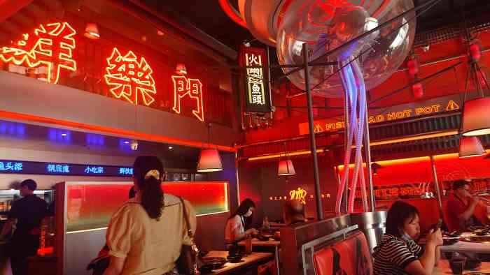 鲜乐门鱼头火锅派(汉街店)-"这两年明星代言火锅的店很多,恰巧逛了汉