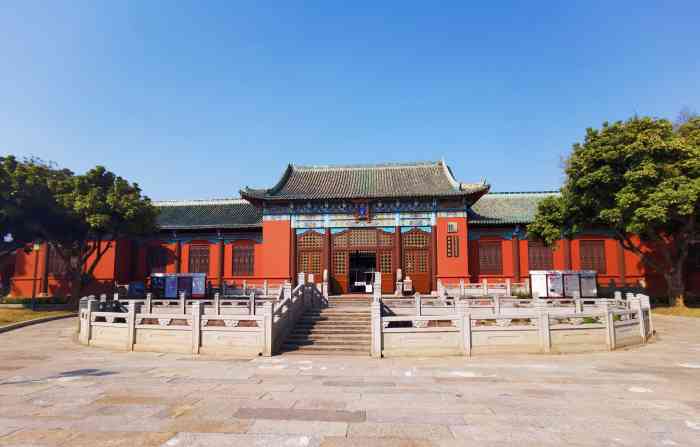 新会博物馆设在新会学宫内,现在藏有上至远古,下迄近现代各类藏品