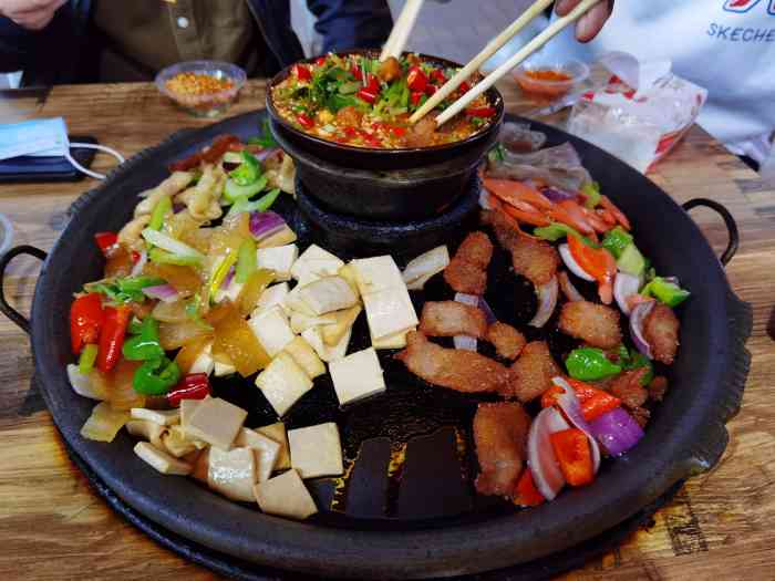 烙锅可以说是贵州遵义一大特色,在冬天一群人围着这个锅上面烙着各种