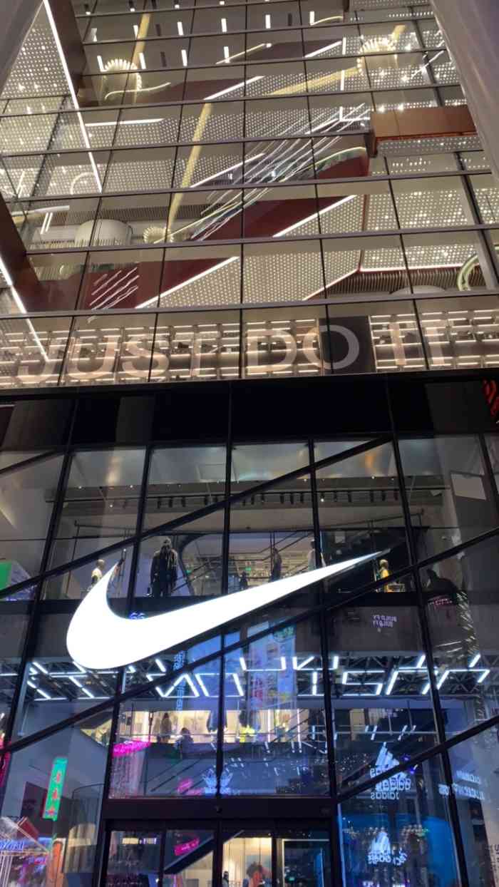 nike上海001店-"南京路步行街上的旗舰店,可以私人订制,内.