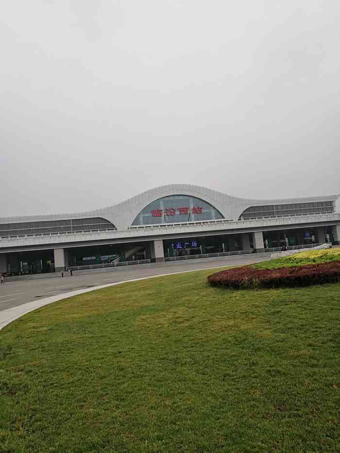 路过临汾西站,站不是很大,好像只有2个照台