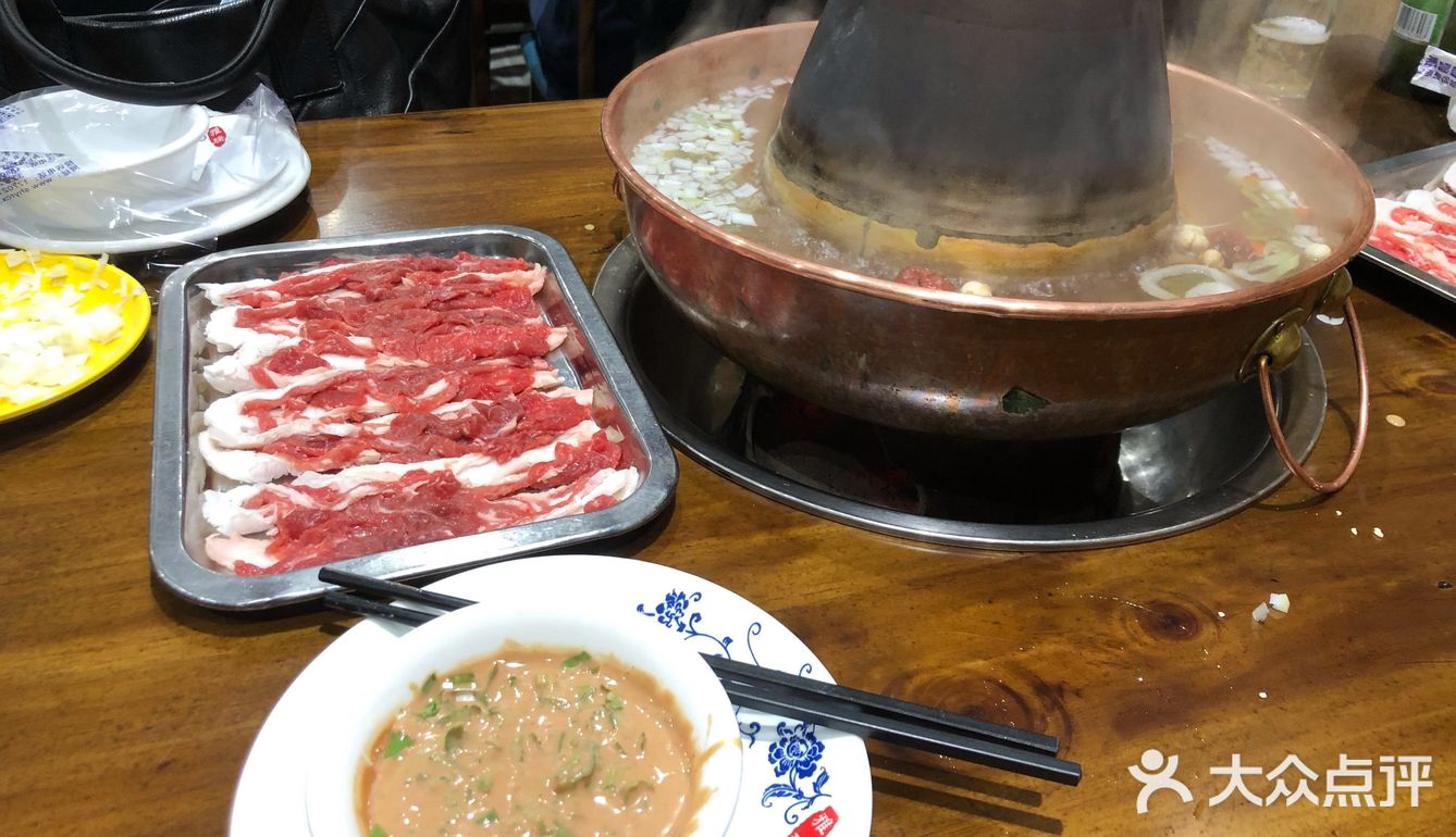 请所有兄弟姐妹移步去严记老北京涮锅,尝尝半肥热气羊肉,严记麻酱