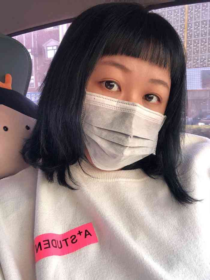 老公剪了一个现在流行的栗子头; 我修了个层次和头帘,头发染了色
