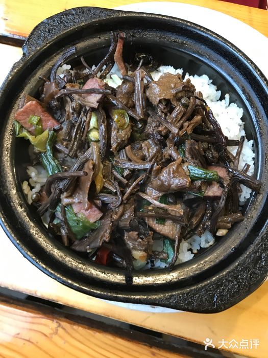 沈记煲仔饭茶树菇炒腊肉图片