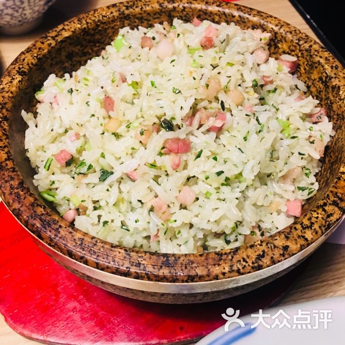 青年公社:说要赶火车,服务员给催单,上菜.天津美