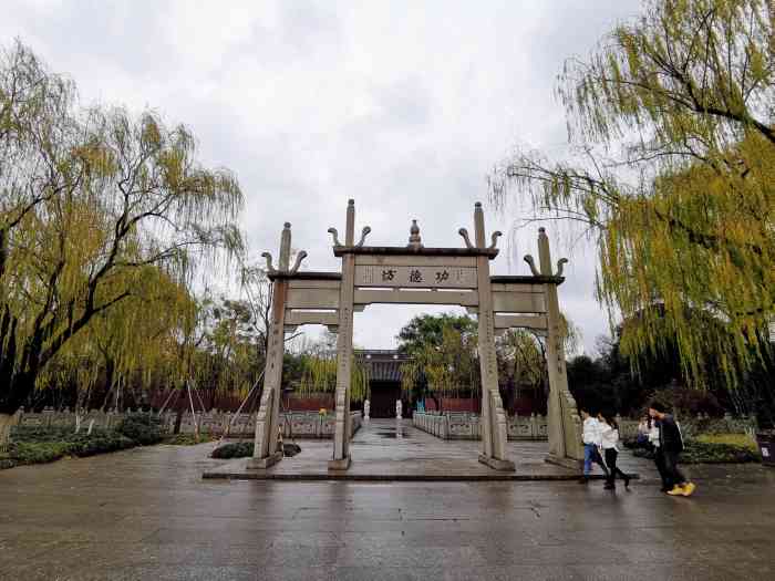 王者襟度-"就在南山路上西湖边,很小的一个景点,旁边.