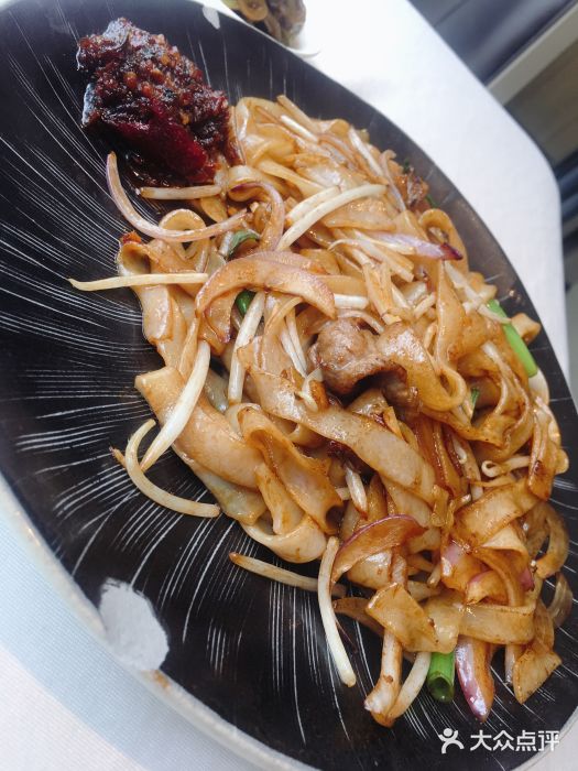 汤城一品·粤菜·顺德鱼生干炒牛河图片