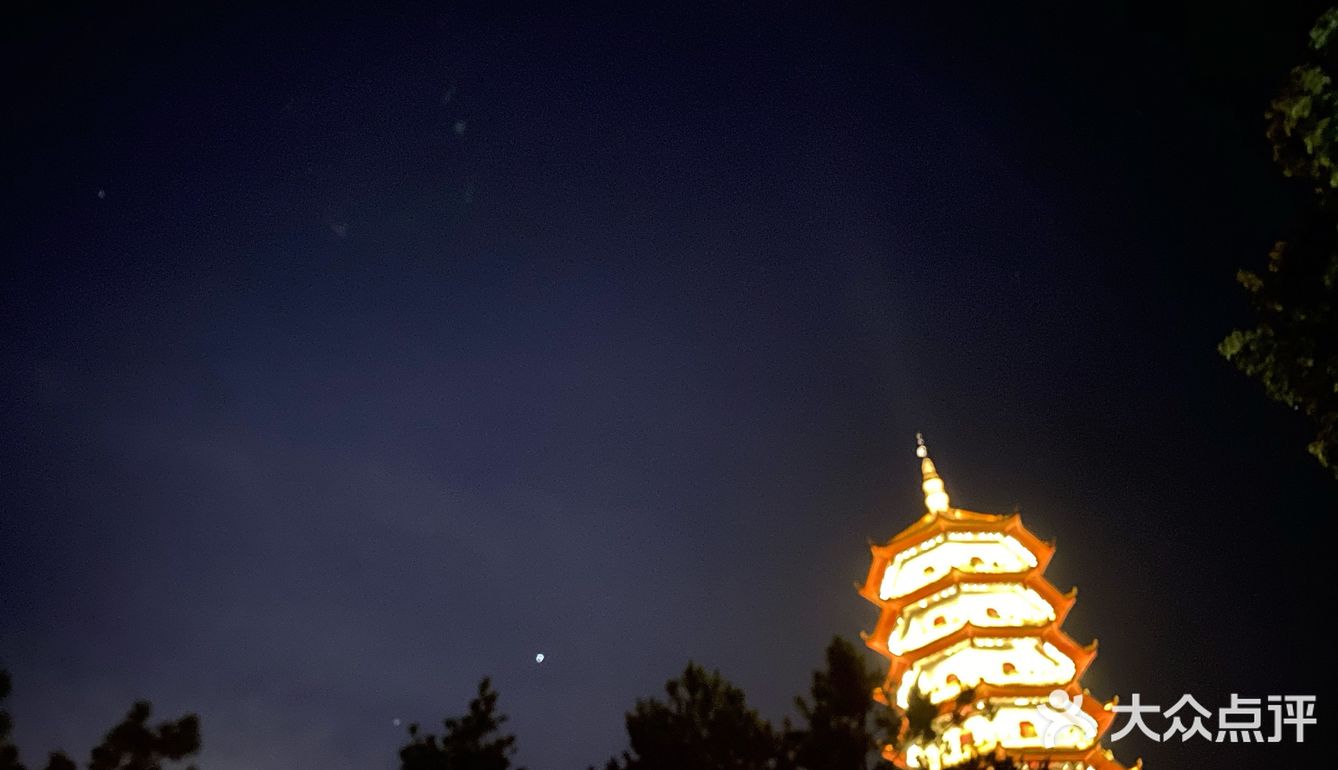 西湖山夜景