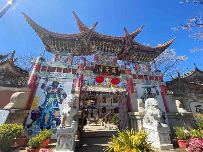 罗荃禅寺-"罗荃寺位于大理海东罗荃半岛,山门临洱海,.
