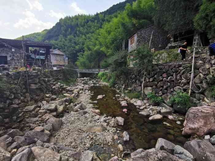 岩下村-"岩下石头村,位于丽水市缙云县壶镇岩下村,.