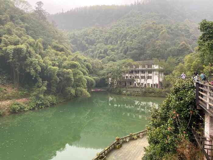 永川桃花源-"永川桃花源景区位于黄瓜山白岩槽卫星湖源头.