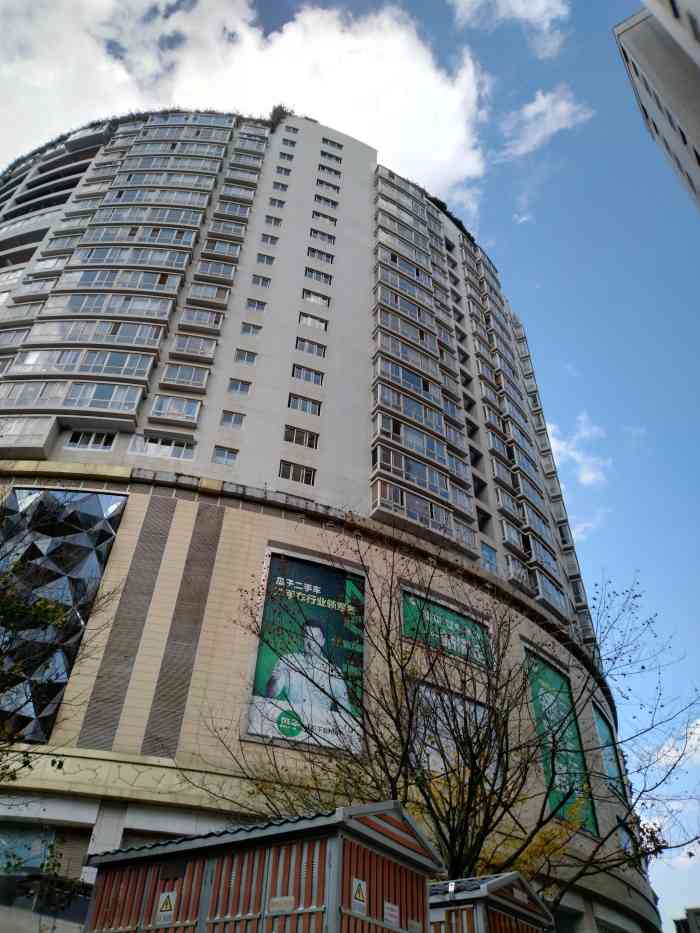 傲城大厦-a座-"离昆明老街非常近,走路或者骑个共享单车过.