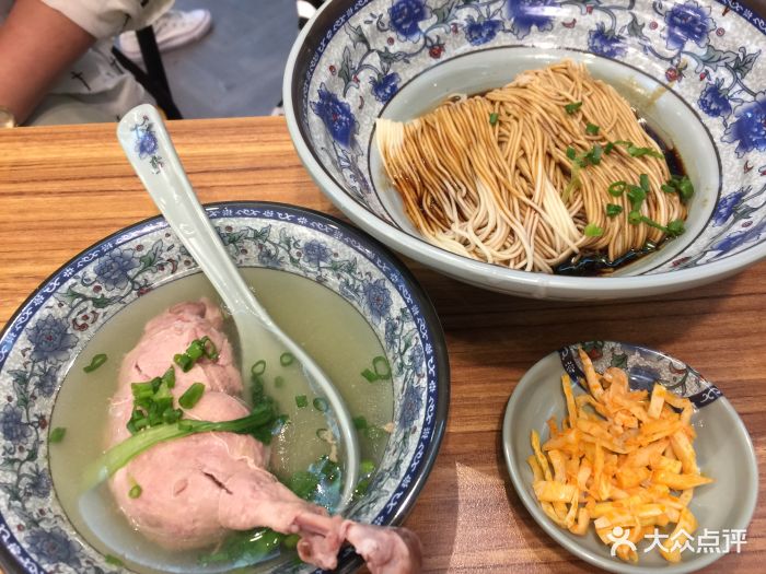 鸭腿拌面