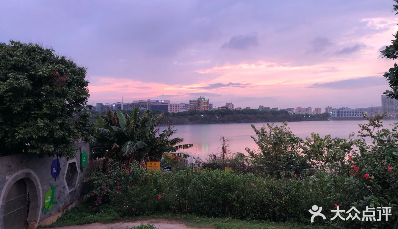 阴天的立新湖…天气不算太好…但是仍然有日落晚霞…微风