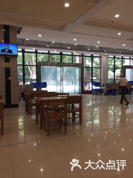 华中科技大学东一学生食堂大堂图片 - 第6张