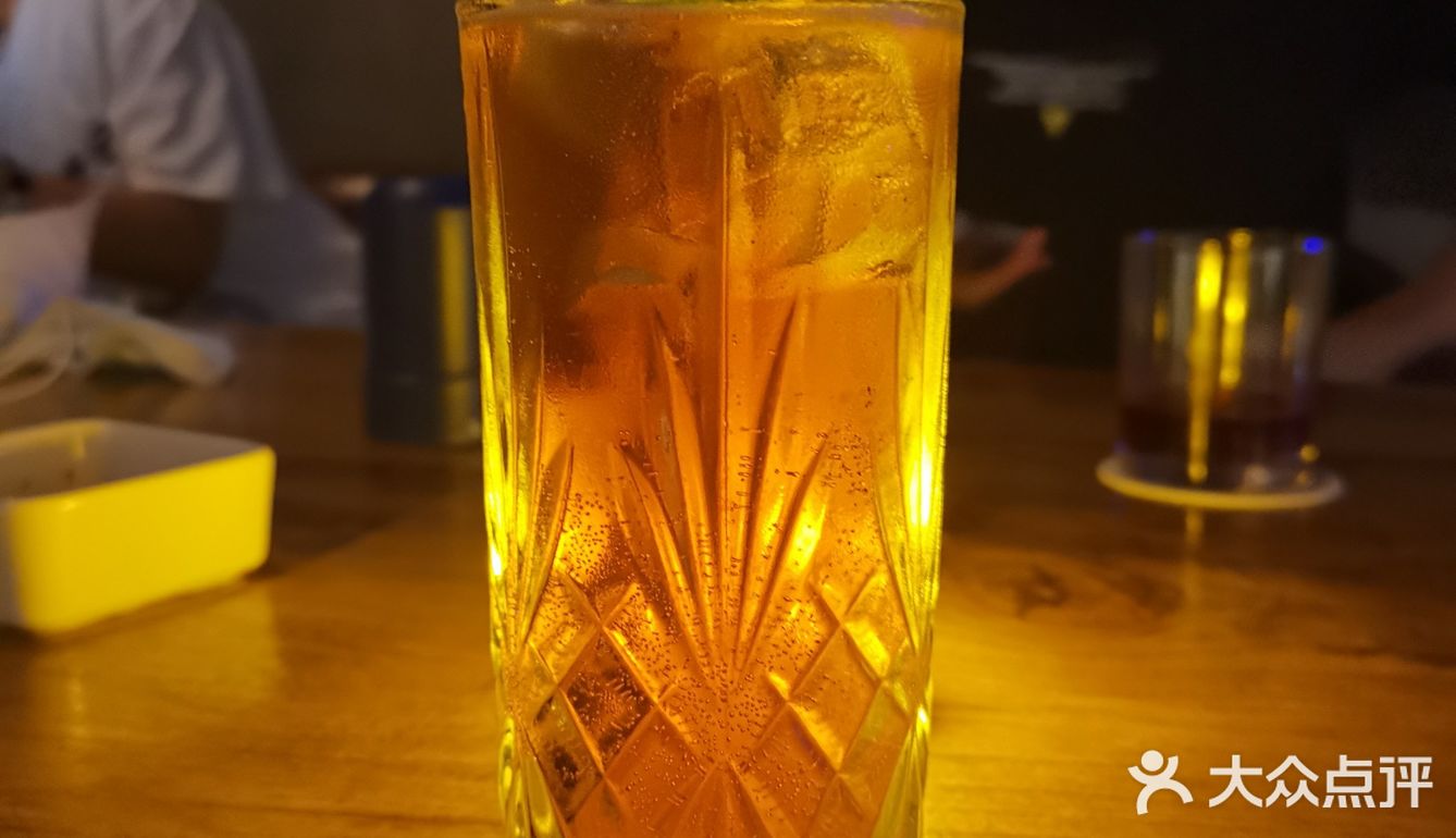 说说酒,我们直接点了五杯47度的今夜不回家