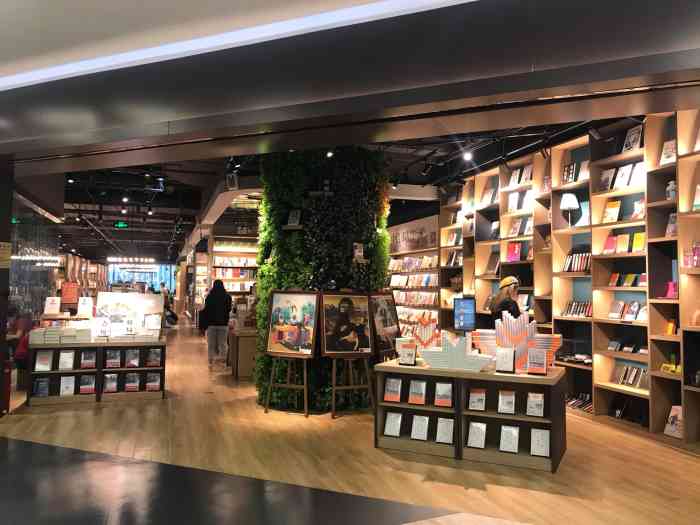 中信书店(大族广场店"可以坐下来读书的地方很多,可是读书区靠近.