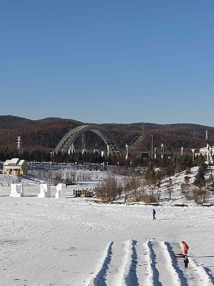 库图尔其广场-"库图尔其广场位于阿里河,始建于2006年